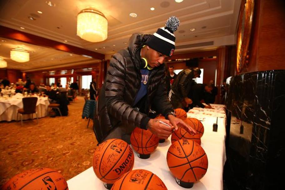 Carmelo Anthony firma alcuni palloni (NBAE/Getty Images)